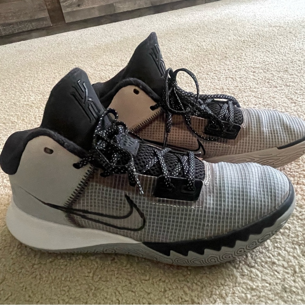 Nike Kyrie Men size 7.5